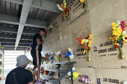 Familiares y amigos de Nicol Palomino asistieron al camposanto para darle el último adiós.