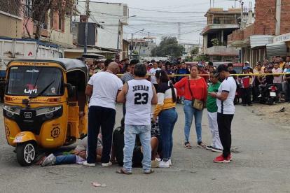 Escena. Los vecinos se acercaron donde reposaba el mototaxista