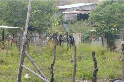 Agentes policiales revisaron la vivienda.