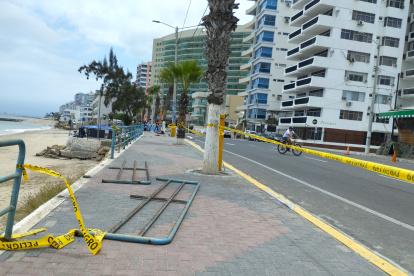 Reclamo. Por años, las barandas estuvieron dañadas, al igual que las escaleras que conducían al mar.