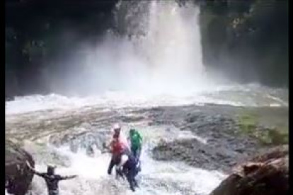 Caída. Los turistas estaban en un recorrido de avistamiento de aves cuando incrementó la potencia del río.