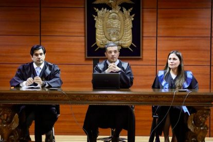 Diligencia. El juez Felipe Córdova (centro) estará a cargo de la dirección de la audiencia de formulación de cargos.