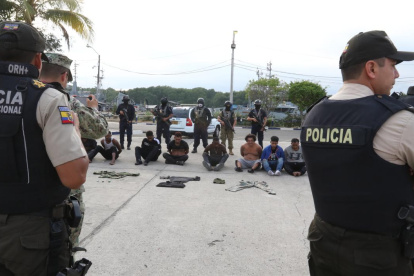 Ocho hombres fueron detenidos en una lancha que andaba en el golfo de Guayaquil.