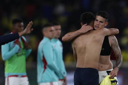El joven talento de Ecuador, Kendry Paéz, comparte un emotivo momento con la estrella colombiana James Rodríguez.