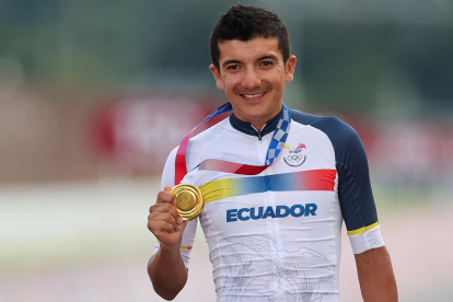 Fotografía de archivo, tomada el 24 de julio de 2021, en la que se registró al ciclista ecuatoriano Richard Carapaz, al posar con la medalla de oro de la prueba masculina de ciclismo en ruta de los Juegos Olímpicos de Tokio 2020, en Tokio (Japón).