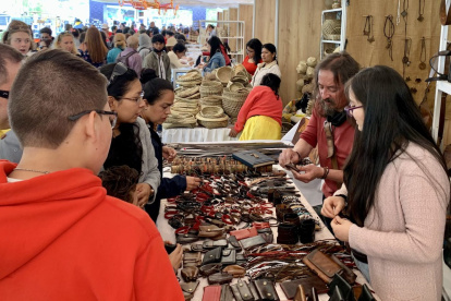 Variedad. Emprendimientos de joyería, indumentaria sombreros, objetos decorativos, billeteras, entre otros.