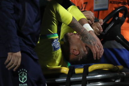 . MONTEVIDEO (URUGUAY), 17/10/2023.- Neymar de Brasil sale lesionado hoy, en un partido de las Eliminatorias Sudamericanas para la Copa Mundial de Fútbol 2026 entre Uruguay y Brasil en el estadio Centenario en Montevideo (Uruguay). EFE/Raul Martinez