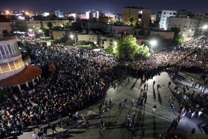 Ammán, Jordania. Los manifestantes ondeaban banderas palestinas en una manifestación pro-palestina cerca de la embajada de Israel tras ataque a un hospital en la Franja de Gaza, este 18 de octubre de 2023.