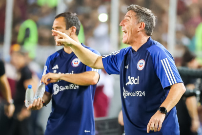 AME8017. MATURIN (VENEZUELA), 17/10/2023.- El director técnico Eduardo Berizzo de Chile reacciona hoy, en un partido de las Eliminatorias Sudamericanas para la Copa Mundial de Fútbol 2026 entre Venezuela y  Chile en el estadio Monumental de Maturín en Maturín  (Venezuela). EFE/ Miguel Gutiérrez
