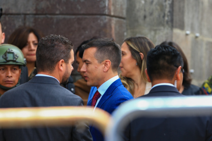 El presidente electo Daniel Noboa saluda a simpatizantes a su llegada al Palacio de Gobierno.