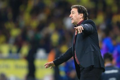 AME8114. QUITO (ECUADOR), 17/10/2023.- El director técnico Néstor Lorenzo de Colombia reacciona hoy, en un partido de las Eliminatorias Sudamericanas para la Copa Mundial de Fútbol 2026 entre Ecuador y Colombia en el estadio Rodrigo Paz Delgado en Quito (Ecuador). EFE/ Julio Estrella