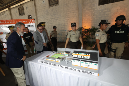 Obra. Las autoridades observan la maqueta del edificio para la Policía Nacional en el Puerto de Guayaquil.