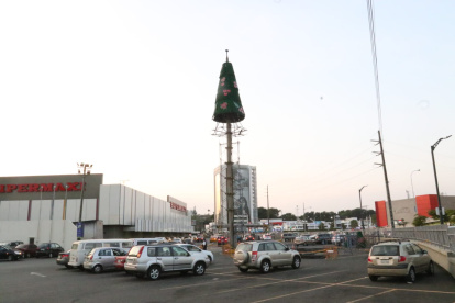 El árbol de Navidad ya comienza a ser visible para quienes transitan por el lugar.