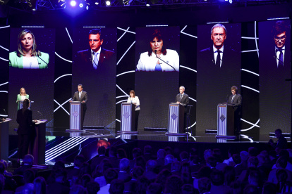 Presencia. Los candidatos presidenciales argentinos durante un debate en Santiago del Estero (Argentina).
