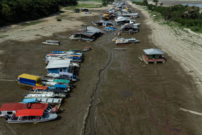Manaos. Decenas de barcos encallados en el Lago do Puraquequara.