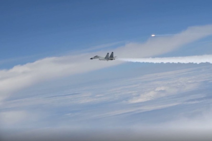 Fotografía cedida por el Departamento de Defensa de EE. UU. donde se muestra un avión de combate de la Fuerza Aérea del Ejército Popular de Liberación chino mientras realiza una maniobra "coercitiva" contra un activo estadounidense que opera legalmente en el Mar de China.