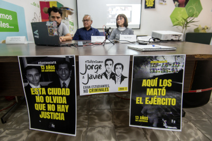 Luis Echeverria (i), integrante del colectivo “Todos somos Jorge y Javier”; Joel Medina (c) y Rosa Elvia Mercado (d), padres de Jorge Mercado, el estudiante del Tecnológico de Monterrey asesinado junto a su amigo Javier arredondo en 2010.