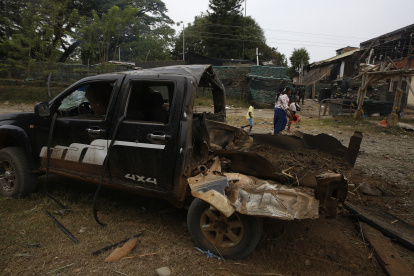 El carro bomba denotado contra la estación de policía, el 13 de agosto de 2023, en Timba, departamento del Cauca (Colombia).