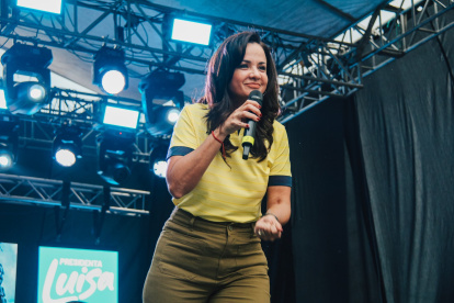 Macela Aguiñaga durante el cierre de campaña del balotaje presidencial de 2023.