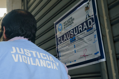 En varios módulos de la bahía se colocaron sellos de clausura durante el operativo municipal.