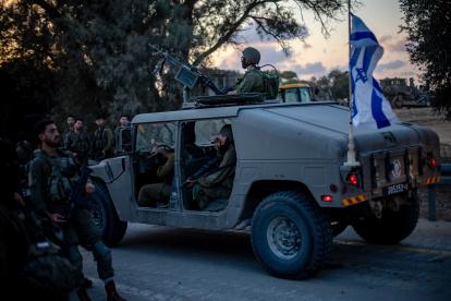 Be"eri (Israel), 11/10/2023.- Israeli soldiers on a road near Be"eri, Israel, 11 October 2023. According to Israeli officials, 108 Israeli bodies were found in the Be"eri kibbutz, near the Gaza border, following Hamas attack on 07 october. More than 1,200 Israelis have been killed and over 2,800 others injured, according to the Israel Defense Forces (IDF), after the Islamist movement Hamas launched an attack against Israel from the Gaza Strip on 07 October. More than 3,000 people, including 1,500 militants from Hamas, have been killed and thousands injured in both Gaza and Israel since the conflict erupted, according to Israeli military sources and Palestinian officials. (Kibutz) EFE/EPA/MARTIN DIVISEK