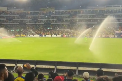 Sin motivo alguno el sistema de riego se activó en pleno partido entre Ecuador y Colombia.