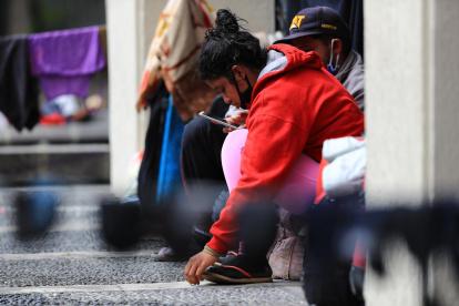 Fotografía de archivo en la que se registró a un grupo de migrantes venezolanos, frente a la embajada de su país, en Quito (Ecuador).