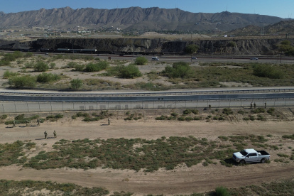 Miembros de la Guardia Nacional de Texas instalan barricadas de alambre de navajas, en el muro fronterizo en Ciudad Juárez, en Chihuahua (México).