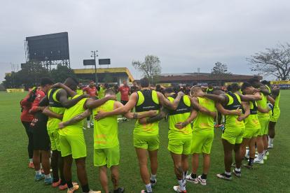 Barcelona orando antes de sus entrenamientos, en la fecha 10 recibe a Libertad en el Monumental.