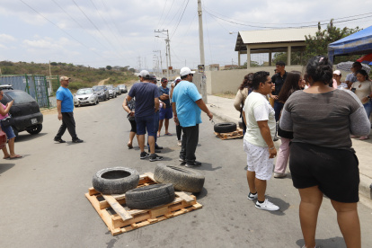 Los habitantes colocaron palés para evitar el paso de los vehículos y amenazaron con quemar varias llantas.