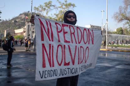 Personas se concentran en la mítica plaza de Santiago, durante la conmemoración del cuarto aniversario del estallido social, hoy en Santiago (Chile).