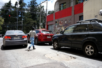 Los vehículos y transeúntes deben esquivar los huecos que se formaron en la calle Antonio Marchena y 10 de Agosto
