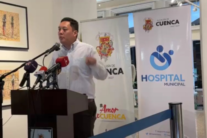 El alcalde de Cuenca, Cristian Zamora, dio una rueda de prensa para denunciar el pedido de coimas y exigir al IESS el pago de la deuda.