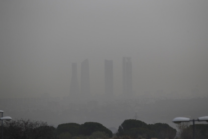 Evidencia. Vista de las cuatro torres de Madrid entre una nube de polvo.