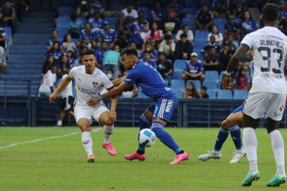 En la primera etapa del torneo, Liga de Quito y Emelec empataron a un gol en Guayaquil.