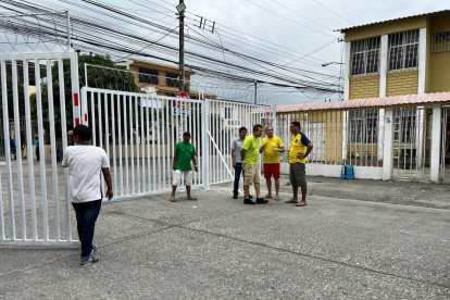 Los vecinos se reúnen constantemente para cuidar el vecindario