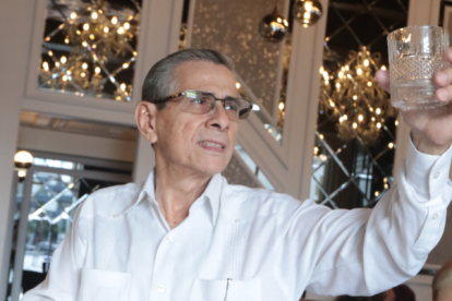 El cumpleañero brinda con sus invitados.