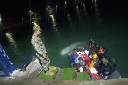 La Armada del Ecuador anunció que, una vez en tierra se otorgó asistencia médica a los rescatados.