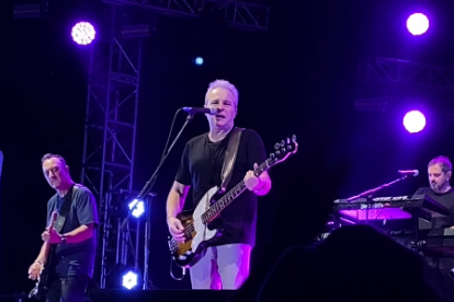 Hombres G. Daniel Mezquita (izquierda), David Summers (centro), y Javier Molina (batería) en el escenario de