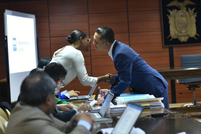 Diligencia. La fiscal Diana Salazar y Wilman Terán, presidente de la Judicatura, en la Corte Nacional.