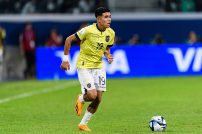 Kendry Páez (i) fue titular con Ecuador, en el duelo que se dio ante Colombia, en la cuarta fecha de las eliminatorias al Mundial del 2026.