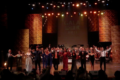 Fueron 75 artistas en escena, acompañados por la Orquesta Filarmónica Municipal.