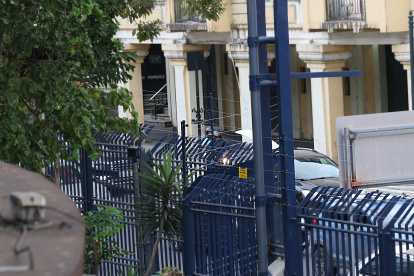 Escena. Los cercos eléctricos sobre las rejas del Malecón.