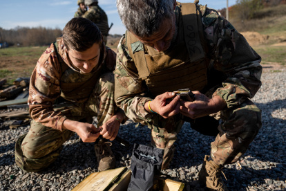 Avdivka. Militares ucranianos inspeccionando municiones.