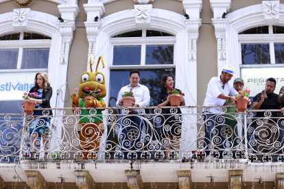 Escena. Cuenca está próxima a cumplir años de independencia. Sus balcones serán decorados con plantas.