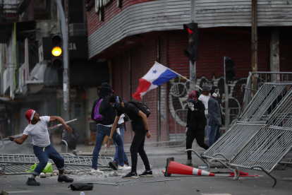 Manifestantes chocan hoy con policías antidisturbios durante protestas contra el posible contrato para la minera canadiense FQM, frente a la Asamblea Nacional en Ciudad de Panamá (Panamá).