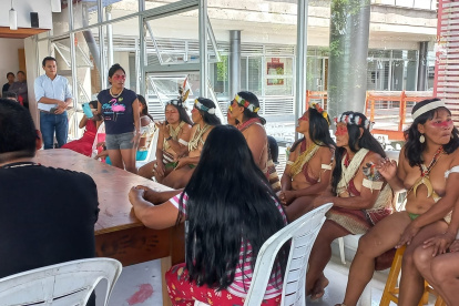Panorama. Las mujeres waorani se capacitan de manera permanente tanto en Quito como en El Coca para elaborar mejores artesanías.