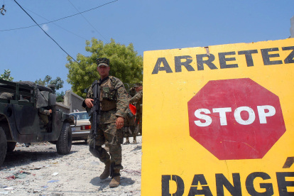 Fotografía de archivo en la que se registró un operativo en busca de armas, en la principal avenida del barrio de Delmas, en Puerto Príncipe (Haití).