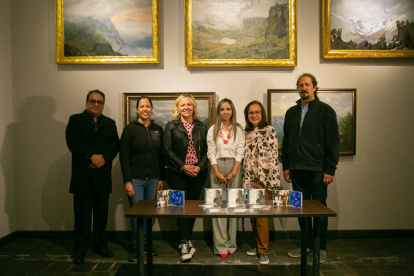 Presentación. Autoridades de la Universidad de Kansas con los discos