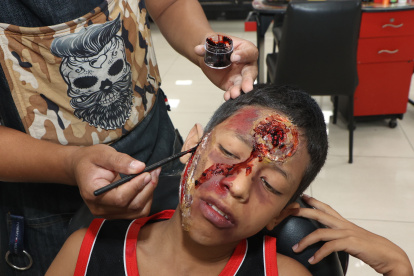 Realismo. Entre los hombres, el tipo de maquillaje más pedido son las heridas, para dar una impresión macabra del disfraz.